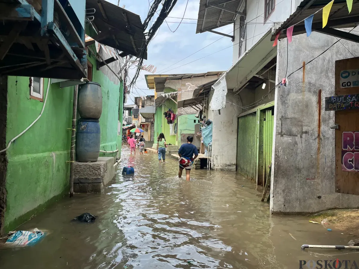 Ilustrasi rob melanda kawasan Muara Angke, Penjaringan, Jakarta Utara. (Sumber: Poskota | Foto: Pandi Ramedhan)