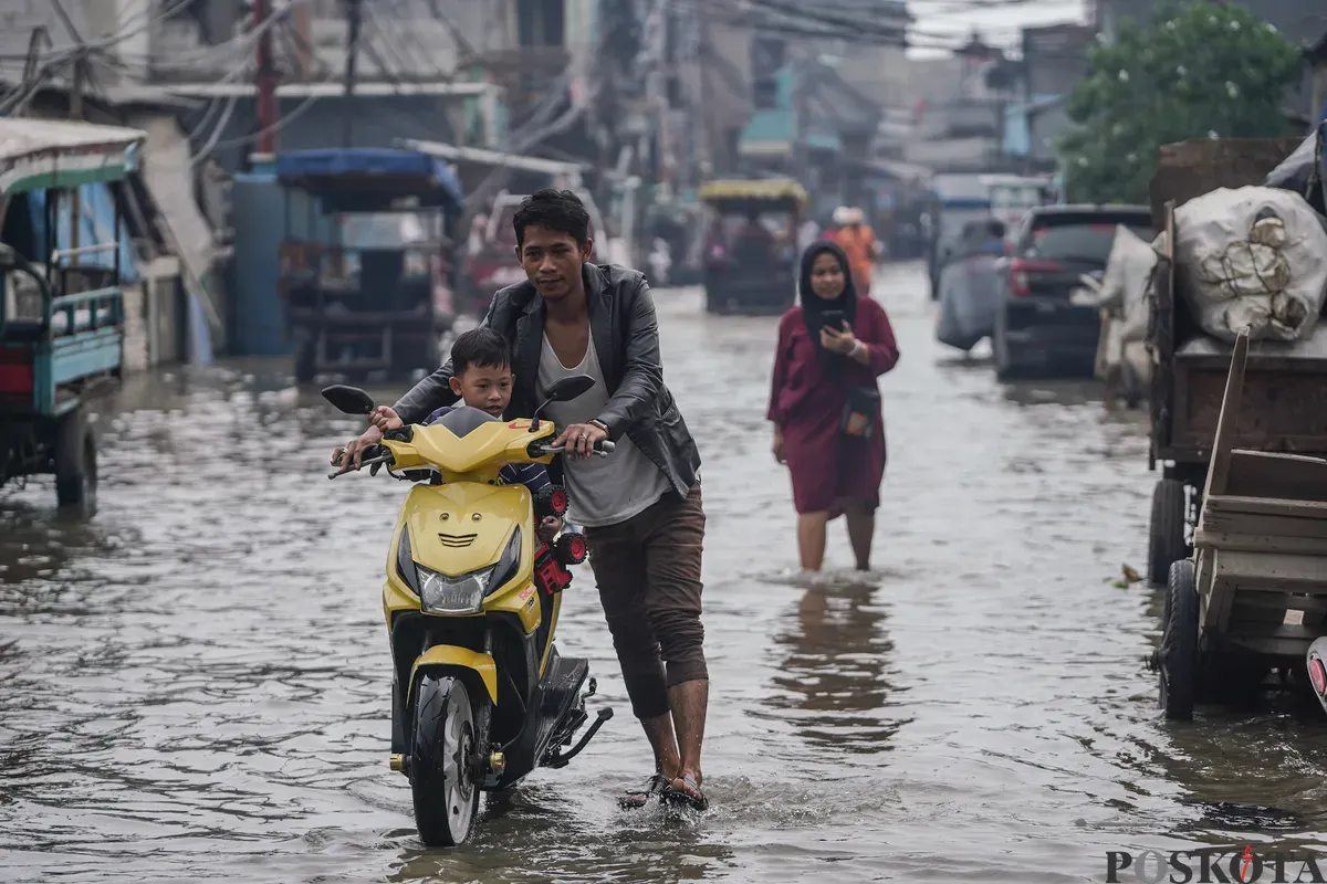 Sejumlah warga terlihat beraktifitas ditengah genangan air akibat banjir rob yang melanda kawasan Muara Angke, Jakarta Utara, Kamis, 4 Desember 2025. (Sumber: Poskota/Bilal Nugraha Ginanjar)