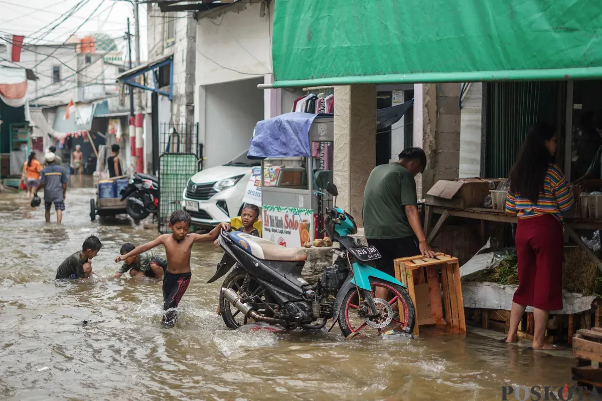 Ilustrasi, sejumlah warga terlihat beraktifitas ditengah genangan air akibat banjir rob yang melanda kawasan Muara Angke, Jakarta Utara, Kamis, 4 Desember 2025. (Sumber: Poskota/Bilal Nugraha Ginanjar)