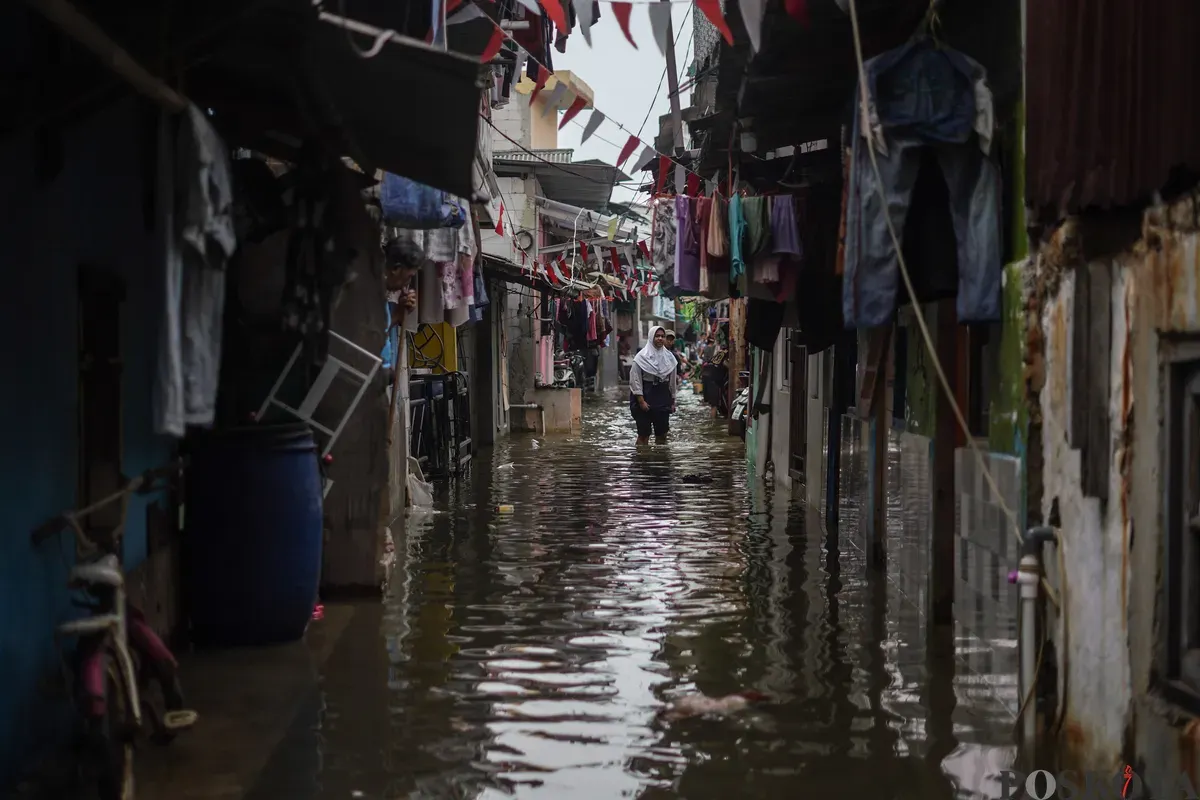 Sejumlah warga terlihat beraktifitas ditengah genangan air akibat banjir rob yang melanda kawasan Muara Angke, Jakarta Utara, Kamis, 4 Desember 2025. (Sumber: Poskota/Bilal Nugraha Ginanjar)