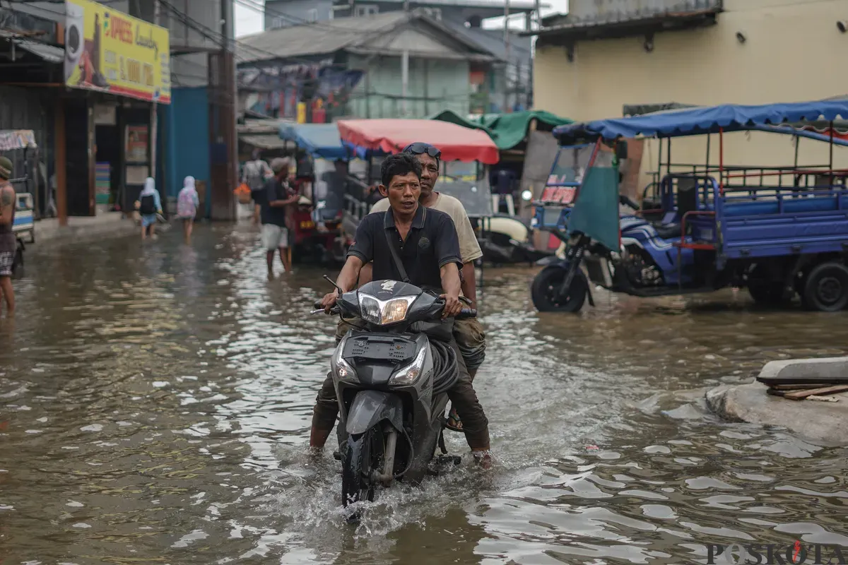 Ilustrasi, sejumlah warga terlihat beraktifitas ditengah genangan air akibat banjir rob yang melanda kawasan Muara Angke, Jakarta Utara, Kamis, 4 Desember 2025. (Sumber: Poskota/Bilal Nugraha Ginanjar)