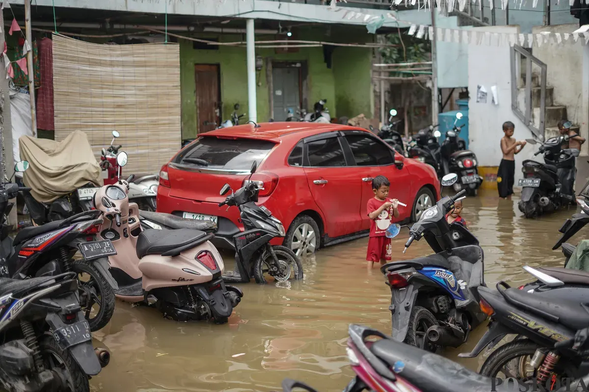 Sejumlah warga terlihat beraktifitas ditengah genangan air akibat banjir rob yang melanda kawasan Muara Angke, Jakarta Utara, Kamis, 4 Desember 2025. (Sumber: Poskota/Bilal Nugraha Ginanjar)