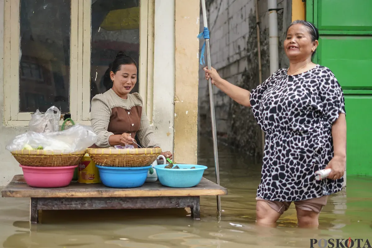 Sejumlah warga terlihat beraktifitas ditengah genangan air akibat banjir rob yang melanda kawasan Muara Angke, Jakarta Utara, Kamis, 4 Desember 2025. (Sumber: Poskota/Bilal Nugraha Ginanjar)