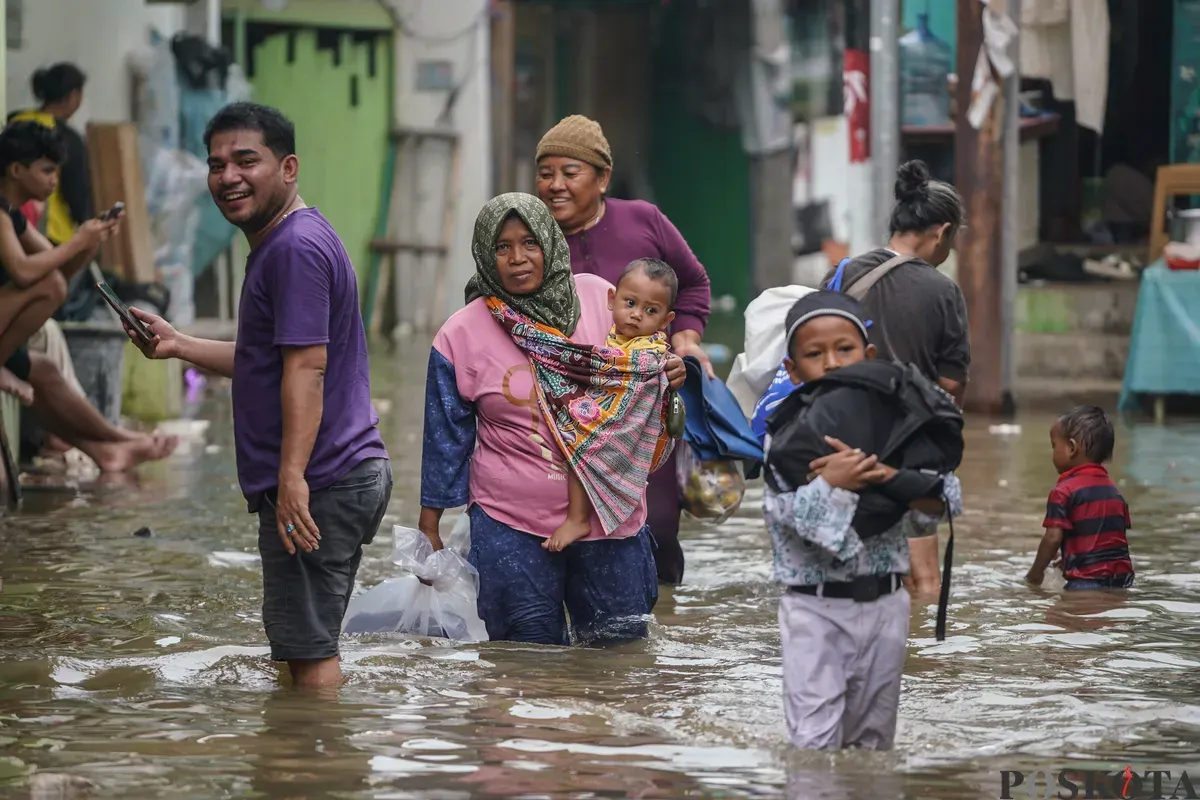 Sejumlah warga terlihat beraktifitas ditengah genangan air akibat banjir rob yang melanda kawasan Muara Angke, Jakarta Utara, Kamis, 4 Desember 2025. (Sumber: Posokota/Bilal Nugraha Ginanjar)