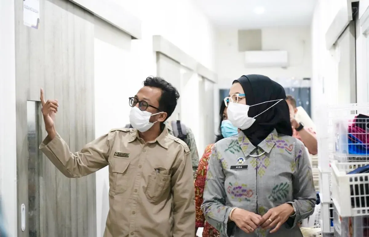 Petugas SPPG Margomulyo Seyegan mempersiapkan layanan Gizi Center sebagai pusat konsultasi gizi bagi masyarakat di Sleman, DIY. (Sumber: Biro Hukum dan Humas BGN)