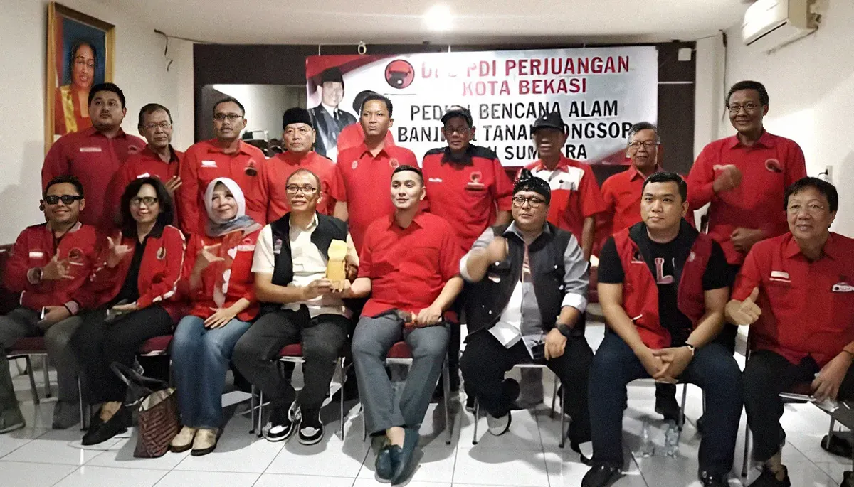 DPC PDI Perjuangan Kota Bekasi menggalang dana kemanusiaan di internal partai untuk korban bencana alam di Sumbar, Sumut dan Aceh. (Sumber: Istimewa)