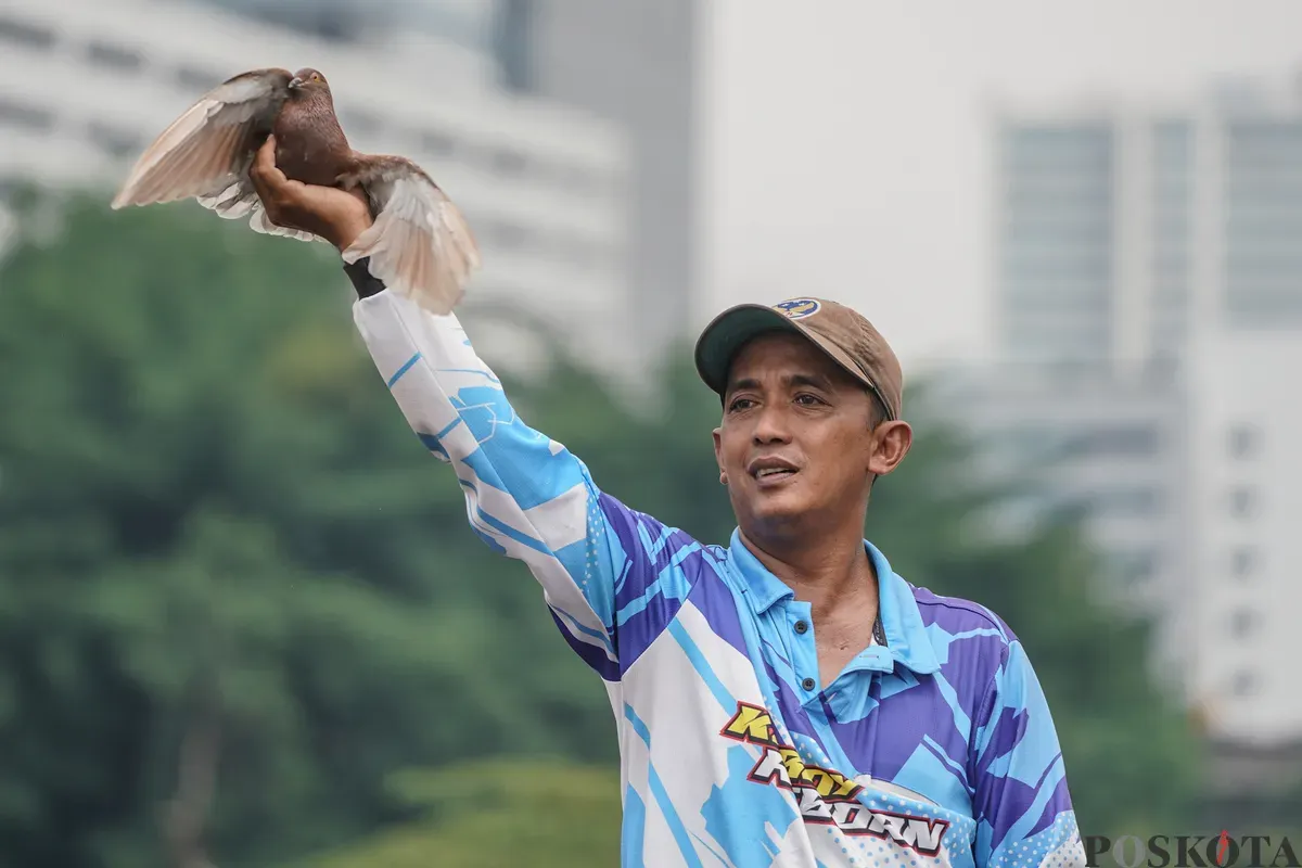 Sejumlah warga menerbangkan burung merpati di kawasan Menteng Pulo, Jakarta, Rabu, 3 Desember 2025. (Sumber: Poskota/Bilal Nugraha Ginanjar)