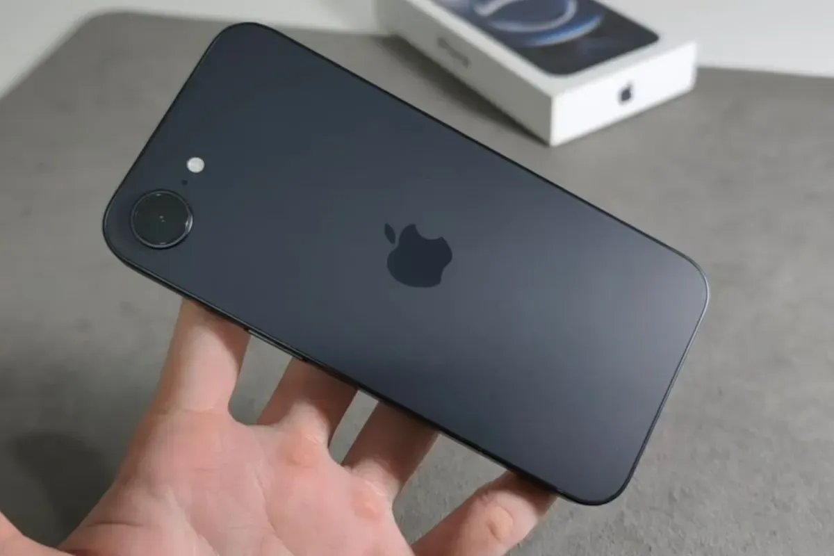 Review iPhone 16e. (Sumber: YouTube/Watch Watch)