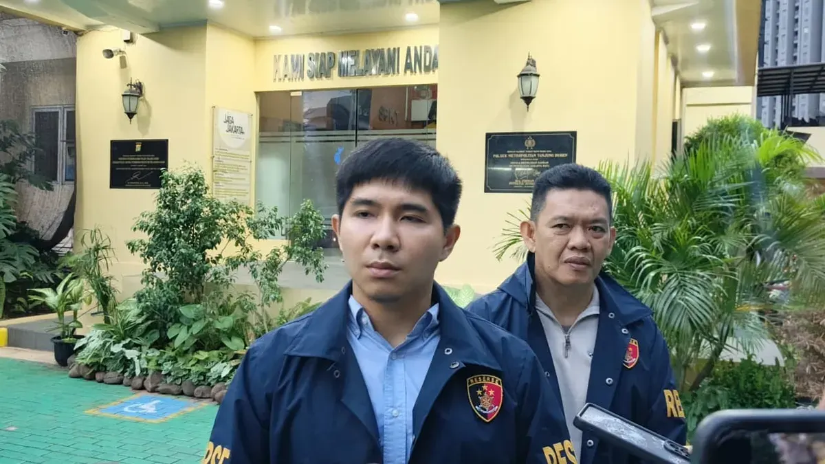 Kanit Reskrim Polsek Grogol Petamburan AKP Alexander, memaparkan terkait kasus pencurian uang Rp600 juta yang dilakukan seorang sopir terhadap sahabatnya sendiri demi bisa bermain judol. (Sumber: Istimewa)