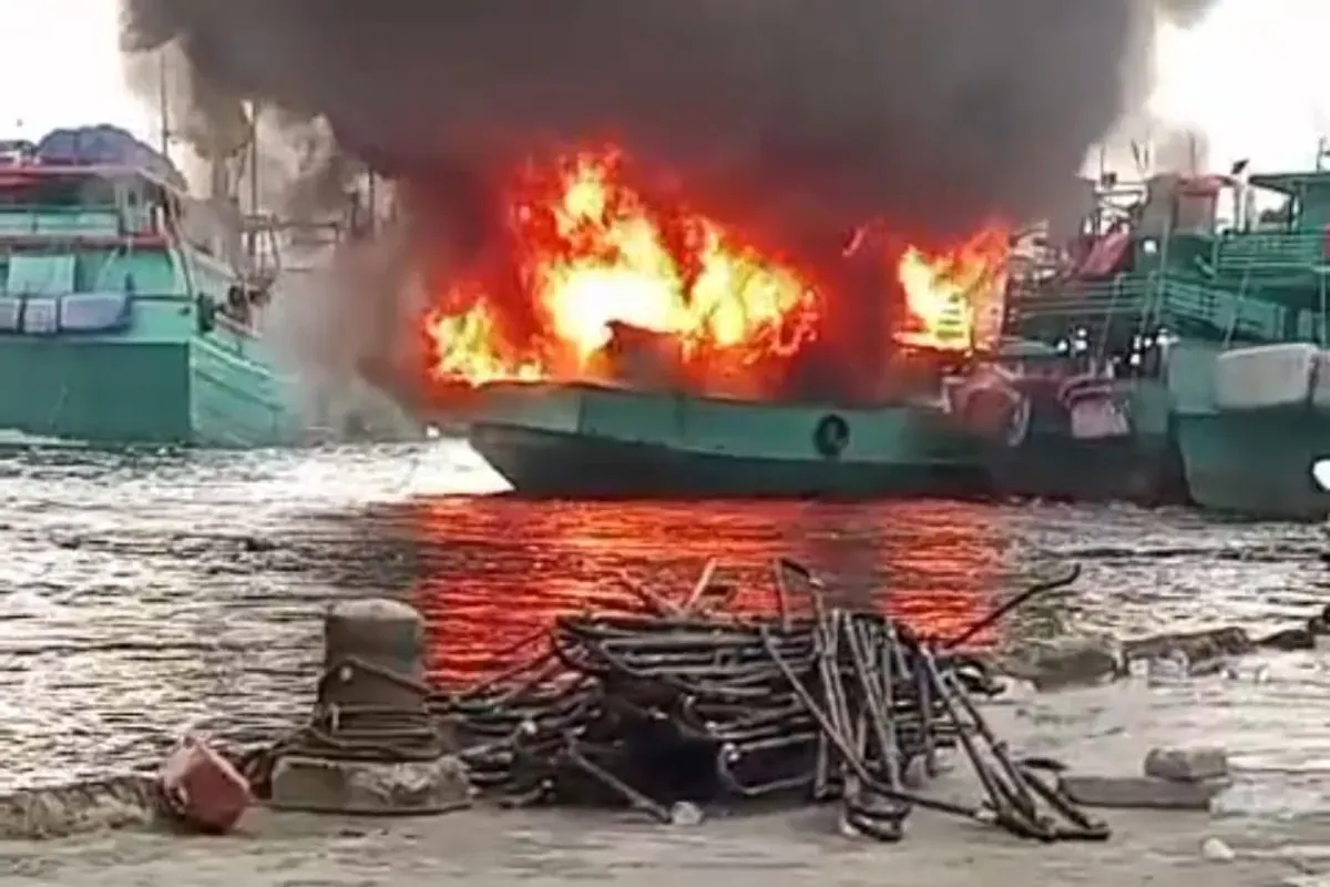 Kapal nelayan di Dermaga Timur, Penjaringan, Jakarta Utara, terbakar pada Sabtu, 6 Desember 2025. (Sumber: Dok Damkar Jakut)