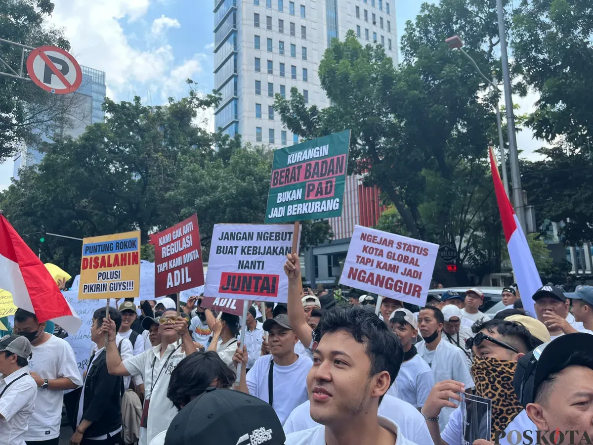 Ilustrasi penolakan terhadap Raperda KTR DKI Jakarta. (Sumber: Poskota | Foto: Pandi Ramedhan)