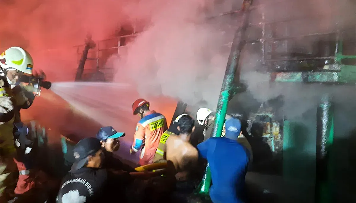 Petugas damkar melakukan pemadaman kapal nelayan yang terbakar di Dermaga Timur Pelabuhan Muara Baru, Penjaringan, pada Sabtu, 6 Desember 2025. (Sumber: Dok Damkar Jakut)