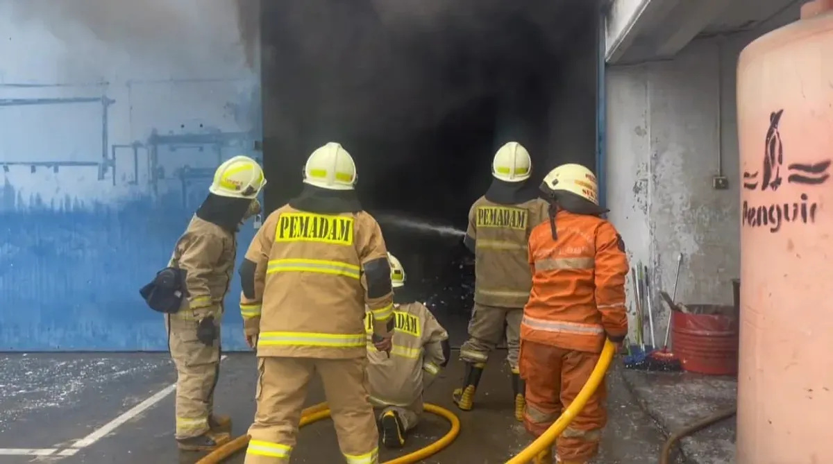 Pabrik mika yang berlokasi di Komplek Pergudangan Rawa Melati Jalan Kapuk Kamal, Kelurahan Tegal Alur, Kalideres, Jakarta Barat, terbakar pada Sabtu, 6 Desember 2025. (Sumber: Istimewa)