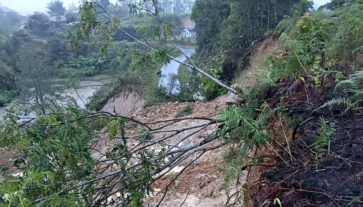 Ilustrasi, material longsor menutupi salah satu ruas jalan di Kabupaten Humbang Hasundutan, Sumatera Utara, Kamis pada Kamis, 27 November 2025. (Sumber: Dok. BNPB)