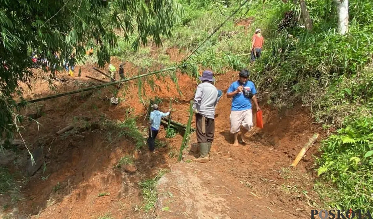Warga Desa Nanggerang, Kecamatan Cililin, Kabupaten Bandung Barat, gotong royong bangun akses jalan darurat. (Sumber: Poskota | Foto: Gatot Poedji Utomo)