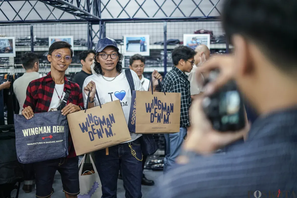 Pengunjung melihat stand denim dalam acara Wall of Fades di Grand Indonesia, Jakarta, Sabtu, 6 Desember 2025 (Sumber: Poskota/Bilal Nugraha Ginanjar)