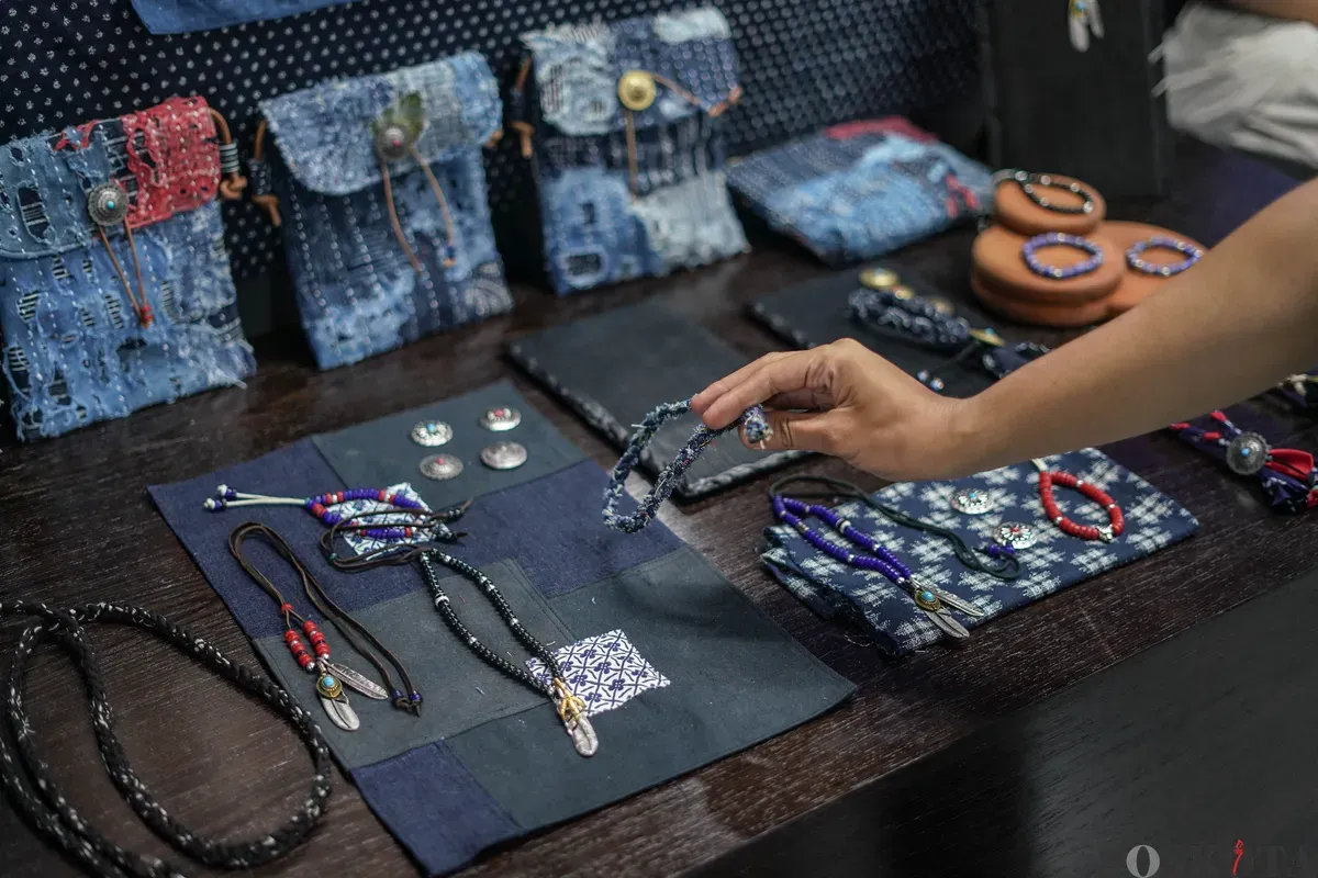 Pengunjung melihat stand denim dalam acara Wall of Fades di Grand Indonesia, Jakarta, Sabtu, 6 Desember 2025 (Sumber: Poskota/Bilal Nugraha Ginanjar)