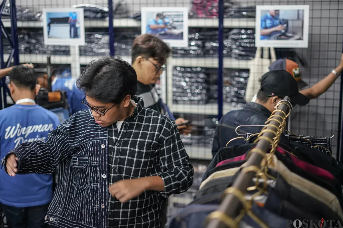 Pengunjung melihat stand denim dalam acara Wall of Fades di Grand Indonesia, Jakarta, Sabtu, 6 Desember 2025 (Sumber: Poskota/Bilal Nugraha Ginanjar)
