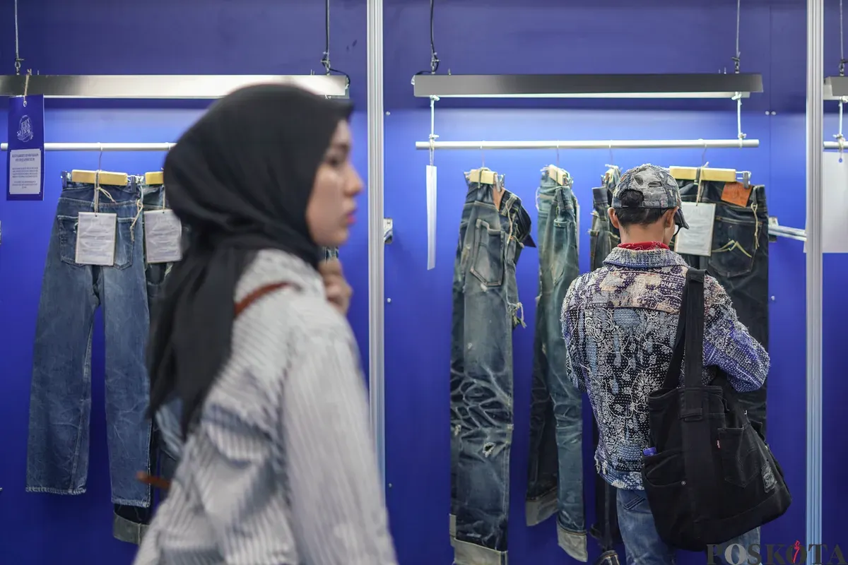 Pengunjung melihat stand denim dalam acara Wall of Fades di Grand Indonesia, Jakarta, Sabtu, 6 Desember 2025. (Sumber: Poskota/Bilal Nugraha Ginanjar)
