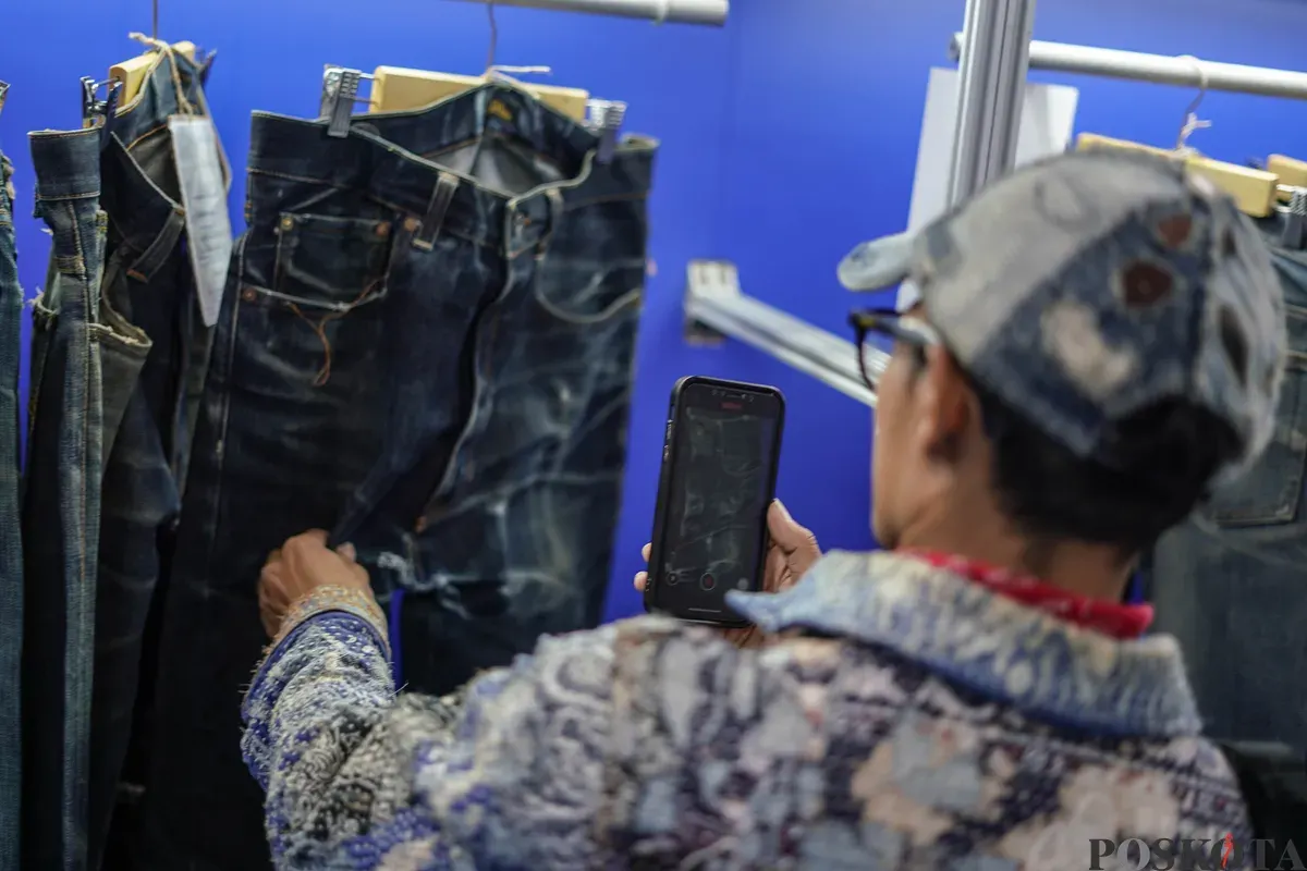 Pengunjung melihat stand denim dalam acara Wall of Fades di Grand Indonesia, Jakarta, Sabtu, 6 Desember 2025. (Sumber: Poskota/Bilal Nugraha Ginanjar)