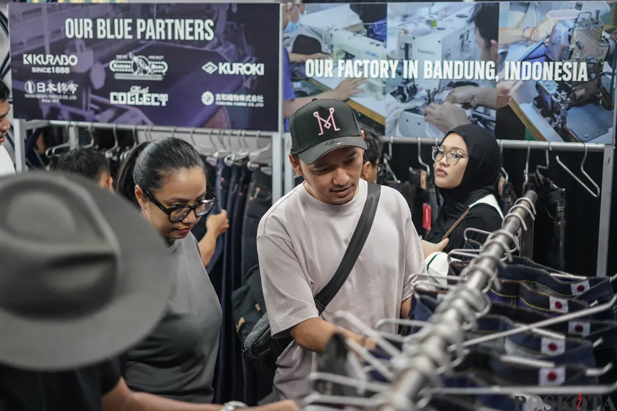 Pengunjung melihat stand denim dalam acara Wall of Fades di Grand Indonesia, Jakarta, Sabtu, 6 Desember 2025 (Sumber: Poskota/Bilal Nugraha Ginanjar)