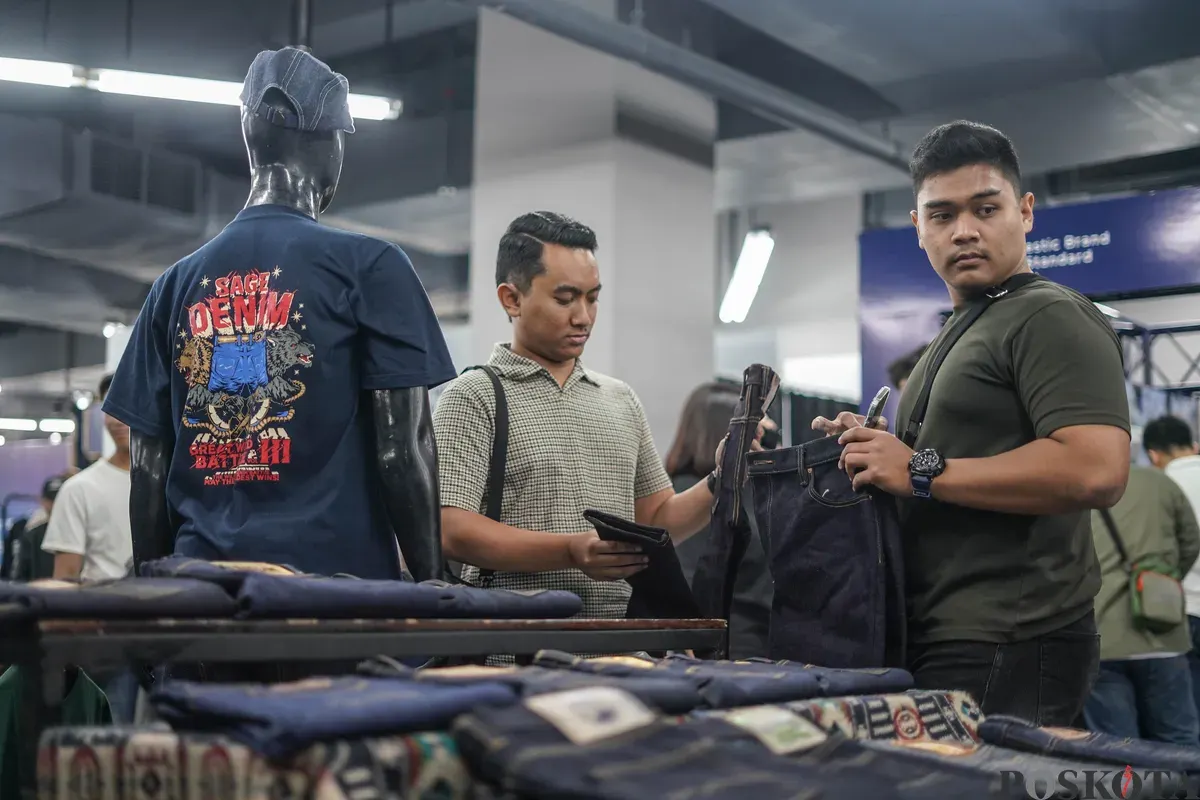 Pengunjung melihat stand denim dalam acara Wall of Fades di Grand Indonesia, Jakarta, Sabtu, 6 Desember 2025 (Sumber: Poskota/Bilal Nugraha Ginanjar)