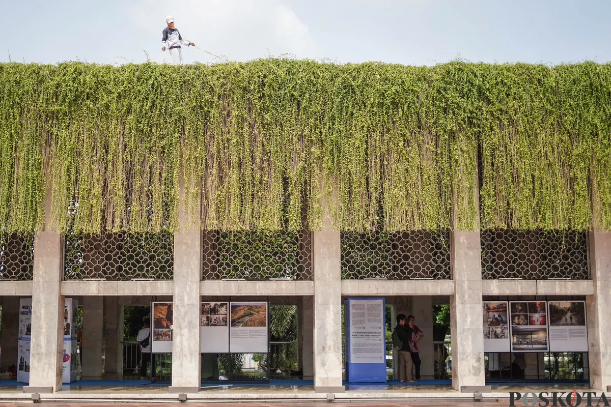 Pengunjung mengamati karya-karya pada pameran Haluan Merah Putih di selasar Al Fattah, Masjid Istiqlal, Jakarta, Jumat, 5 Desember 2025. (Sumber: Poskota/Bilal Nugraha Ginanjar)