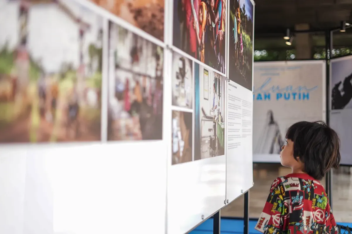 Pengunjung mengamati karya-karya pada pameran Haluan Merah Putih di selasar Al Fattah, Masjid Istiqlal, Jakarta, Jumat, 5 Desember 2025. (Sumber: Poskota/Bilal Nugraha Ginanjar)