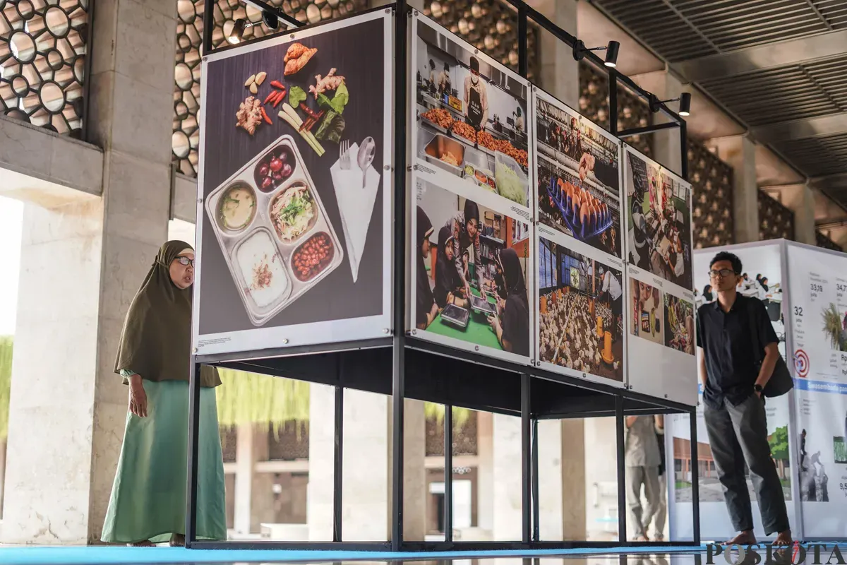 Pengunjung mengamati karya-karya pada pameran Haluan Merah Putih di selasar Al Fattah, Masjid Istiqlal, Jakarta, Jumat, 5 Desember 2025. (Sumber: Poskota/Bilal Nugraha Ginanjar)