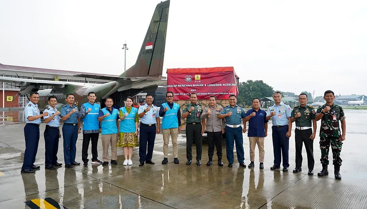 GM PLN UID Jakarta Raya, Moch. Andy Adchaminoerdin, bersama jajaran TNI dan Polri di depan Pesawat Hercules C-130 sebelum pemberangkatan bantuan untuk percepatan pemulihan bencana di Aceh. (Sumber: Dok. PLN UID Jakarta Raya)