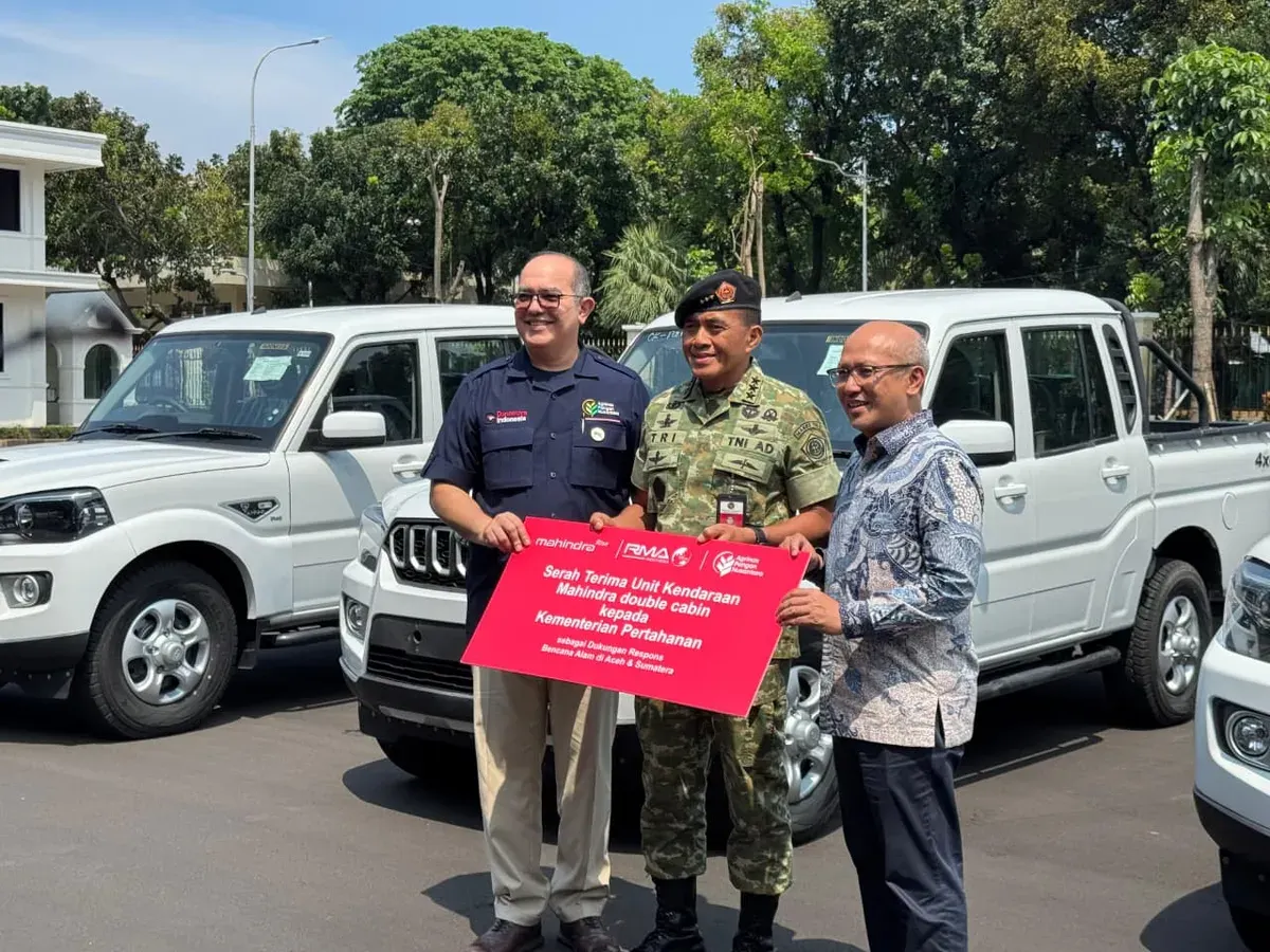RMA Indonesia menyerahkan empat unit mobil Mahindra 4x4 ke Kementerian Pertahanan RI untuk membantu penanganan di wilayah terdampak bencana. (Sumber: Dok RMA Indonesia)