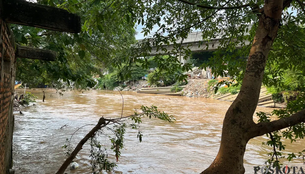 Kondisi Sungai Ciliwung di bantaran kali Kebon Pala, Jakarta Timur, Sabtu, 6 Desember 2025. (Sumber: POSKOTA | Foto: M Tegar Jihad)