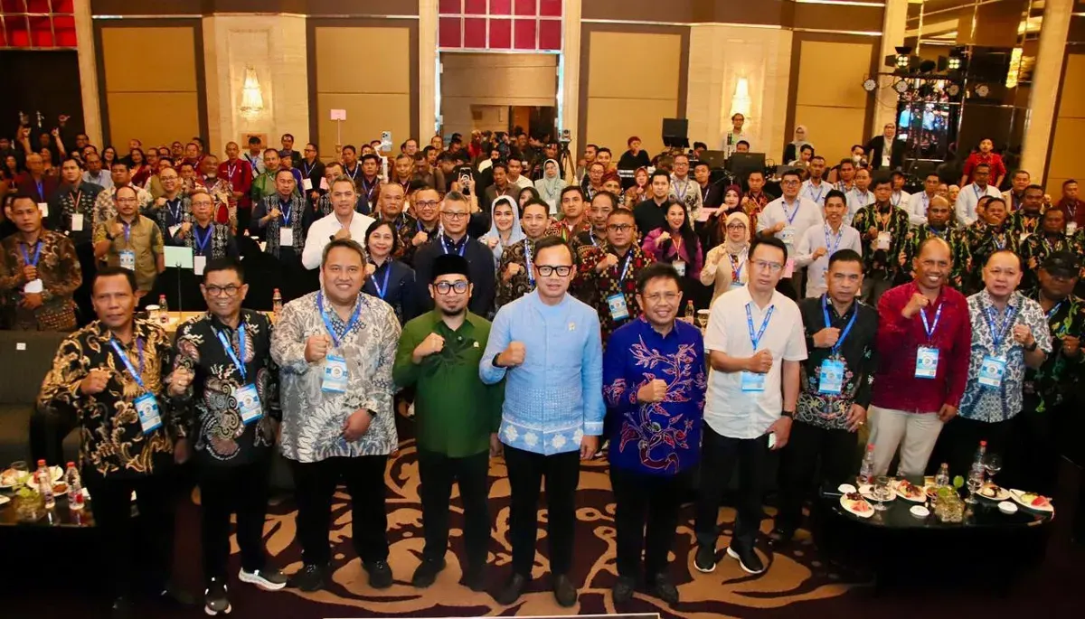 Wamendagri, Bima Arya (tengah) saat menghadiri Musyawarah Antar Perusahaan Air Minum Nasional XV di Wyndham Hotel Surabaya, Jawa Timur, Sabtu, 6 Desember 2025. (Sumber: Istimewa)