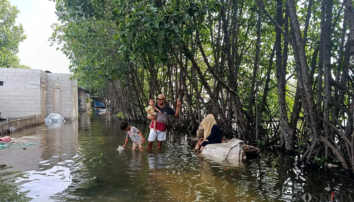 Kondisi Kampung Sembilangan, Desa Samudra Jaya, Kecamatan Tarumajaya, Kabupaten Bekasi yang terendam banjir sejak lima hari lalu. (Sumber: POSKOTA | Foto: Nurpini Aulia Rapika)