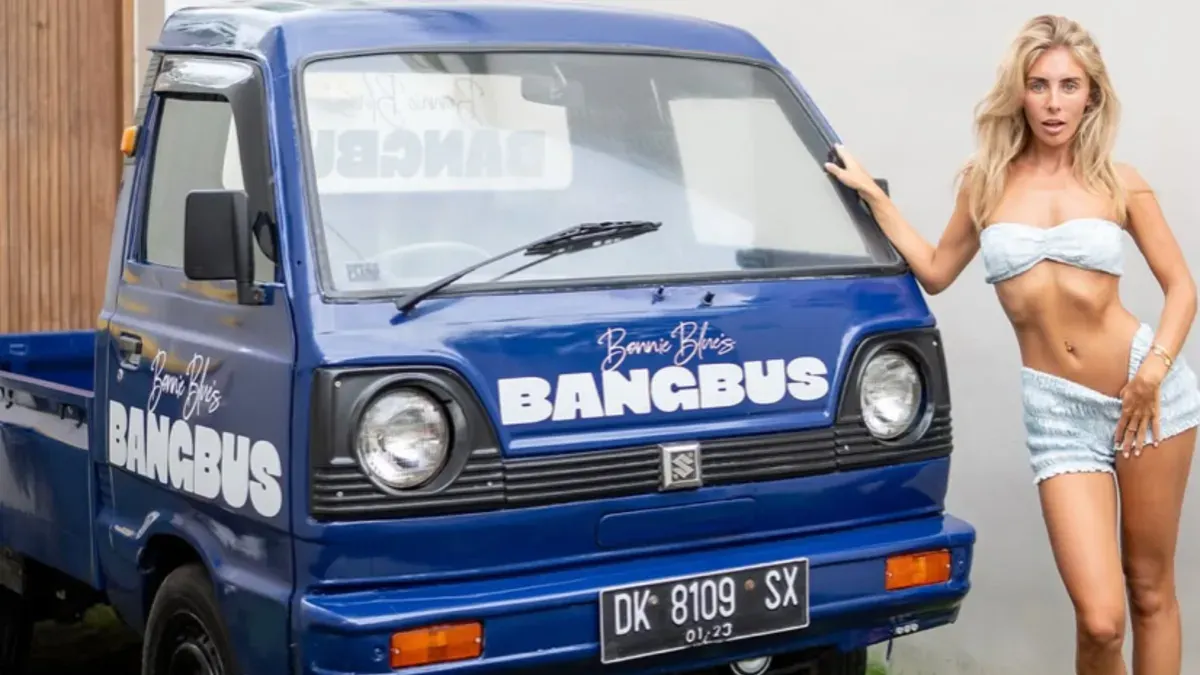 Potret Bonnie Blue saat berfoto dengan mobil pikap berwarna biru yang kini menjadi barang bukti pihak kepolisian Bali. (Sumber: Instagram/@bonnieblue)