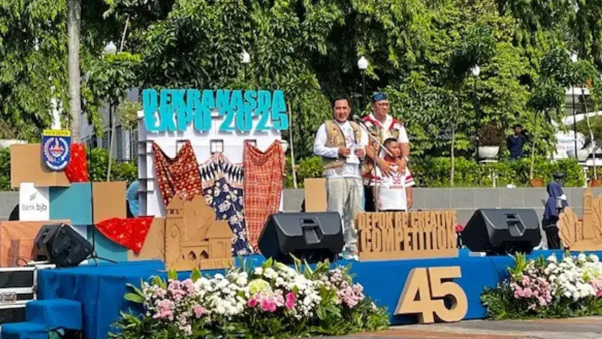 Wakil Wali Kota Depok, Chandra Rahmansyah membuka acara Dekranasda Expo di DOS, Kota Depok, Minggu, 7 Desember 2025. (Sumber: Dok. Diskominfo Depok)