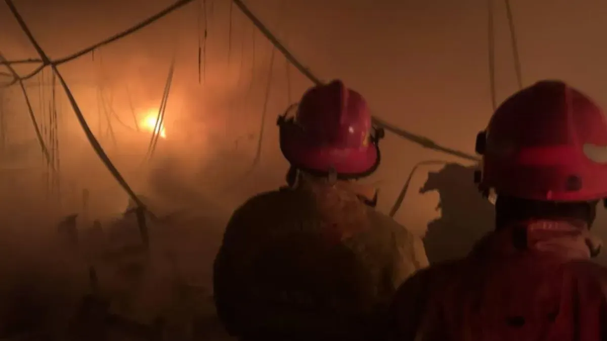 Petugas memadamkan api di pabrik konveksi, Kampung Cibeureum, Desa Sukawening, Kecamatan Dramaga, Kabupaten Bogor, Minggu, 7 Desember 2025. (Sumber: Dok. Damkar Bogor)