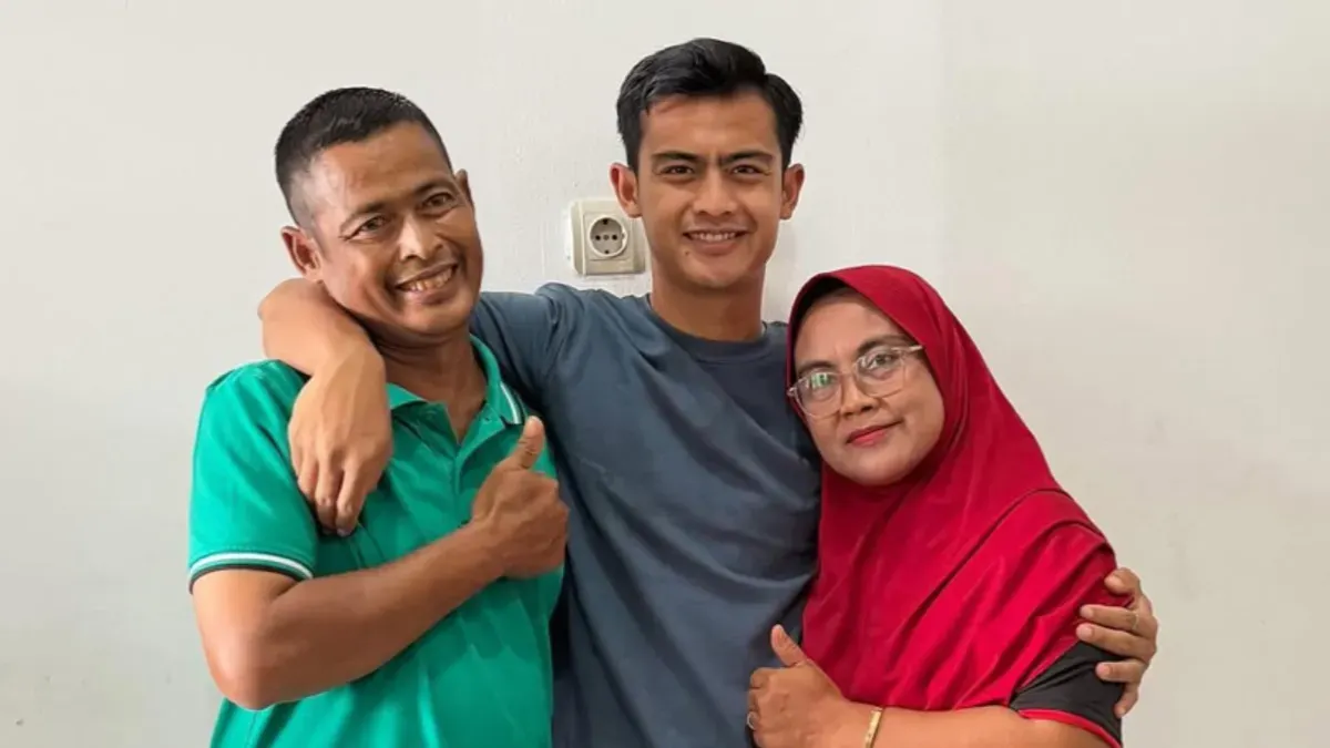 Potret Pratama Arhan bersama kedua orang tuanya. (Sumber: Instagram/@pratamaarhan8)