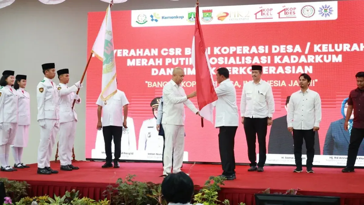 Bupati Tangerang, Moch. Maesyal Rasyid menyerahkan CSR kepada koperasi desa/kelurahan merah putih (KDMP) di Hotel Yasmin, Kelurahan Binong, Kecamatan Curug, Sabtu, 6 Desember 2025. (Sumber: Dok. Pemkab Tangerang)