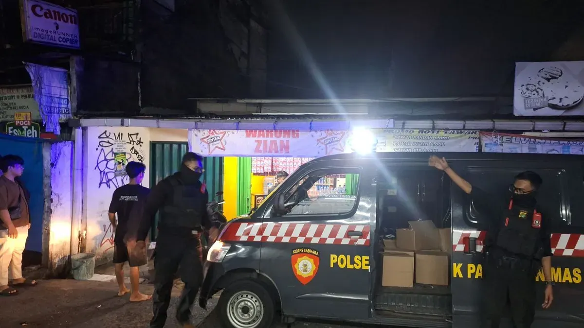 Polisi menggerebek warung jamu penjual miras di perempatan UKI, Pancoran Mas, Kota Depok, Sabtu, 6 Desember 2025. (Sumber: Dok. Polsek Pancoran Mas)