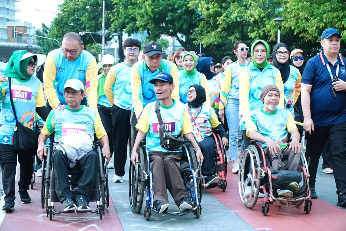 Penyandang disabilitas saat mengikuti Fun Walk Hari Disabilitas Internasional (HDI) 2025) di Bundaran HI, Jakarta Pusat, Minggu, 7 Desember 2025. (Sumber: Dok Kemensos)