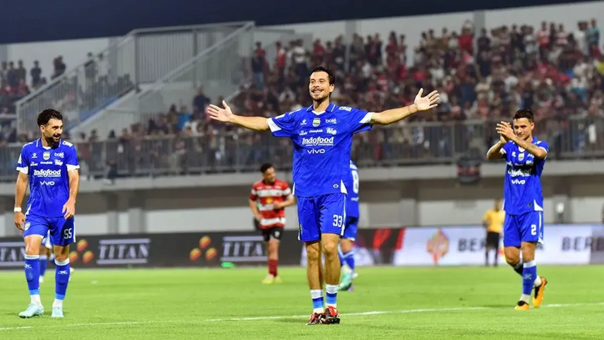 Potret Thom Haye saat mencetak gol untuk Persib Bandung. (Sumber: Persib)