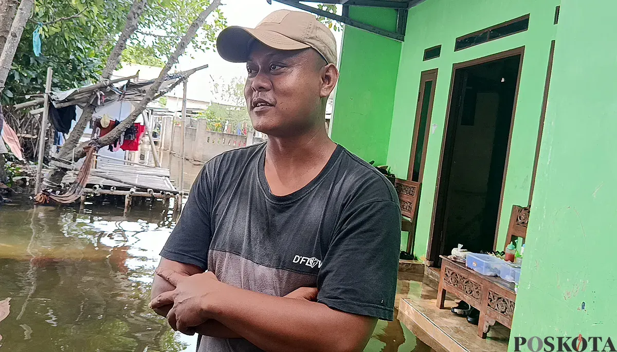 Ahmad Sayudin, petani tambak di Kampung Sembilangan, Desa Sumber Jaya, Kecamatan Samudra Jaya, Kabupaten Bekasi. (Sumber: POSKOTA | Foto: Nurpini Aulia Rapika)