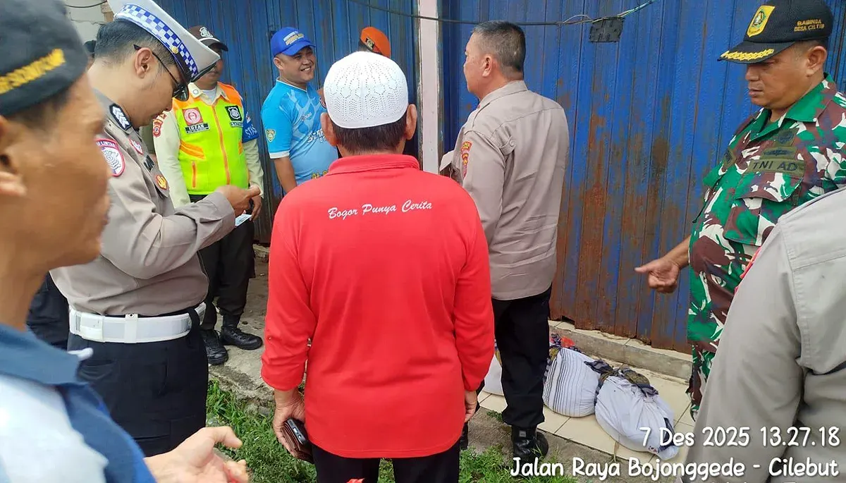 Petugas polisi dan TNI, dibantu warga mengevakuasi korban yang tertabrak KRL di kawasan Cilebut, Kecamatan Sukaraja, Kabupaten Bogor. (Sumber: Istimewa)