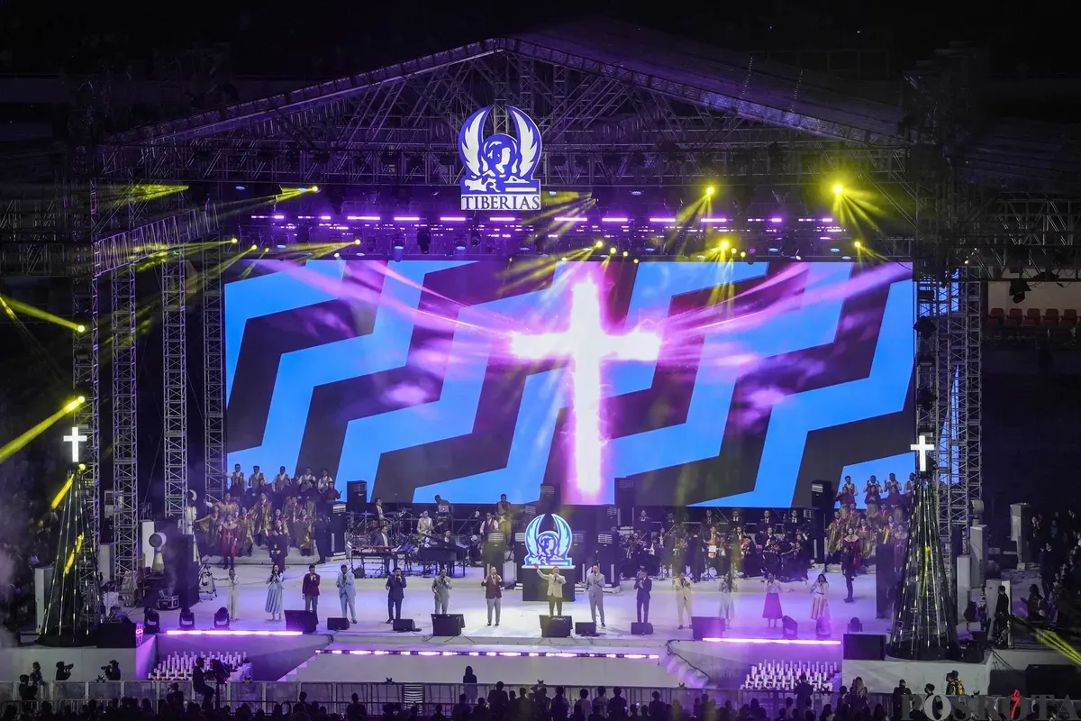 Jemaat berdoa pada perayaan Natal Gereja Tiberias Indonesia di Stadion Utama Gelora Bung Karno, Jakarta Pusat, Sabtu, 6 Desember 2025. (Sumber: Poskota/Bilal Nugraha Ginanjar)