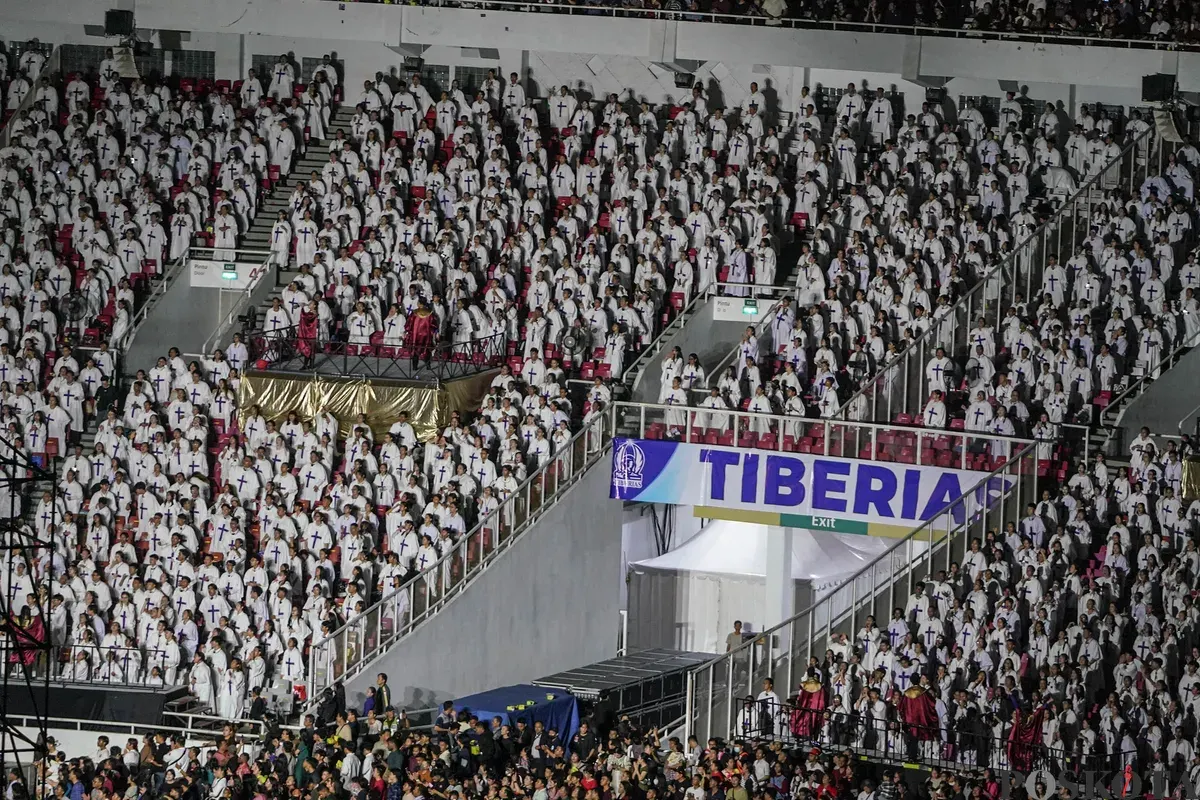 Jemaat berdoa pada perayaan Natal Gereja Tiberias Indonesia di Stadion Utama Gelora Bung Karno, Jakarta Pusat, Sabtu, 6 Desember 2025. (Sumber: Poskota/Bilal Nugraha Ginanjar)
