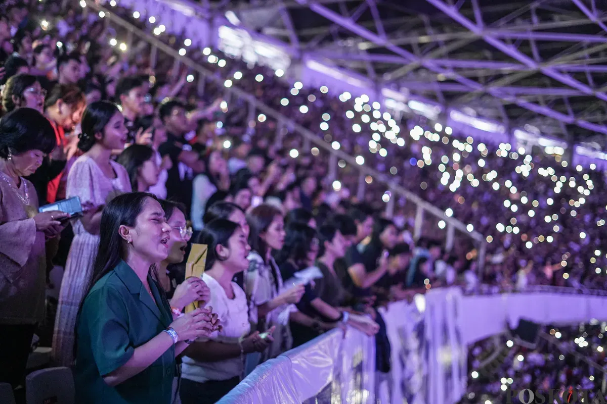 Jemaat berdoa pada perayaan Natal Gereja Tiberias Indonesia di Stadion Utama Gelora Bung Karno, Jakarta Pusat, Sabtu, 6 Desember 2025. (Sumber: Poskota/Bilal Nugraha Ginanjar)