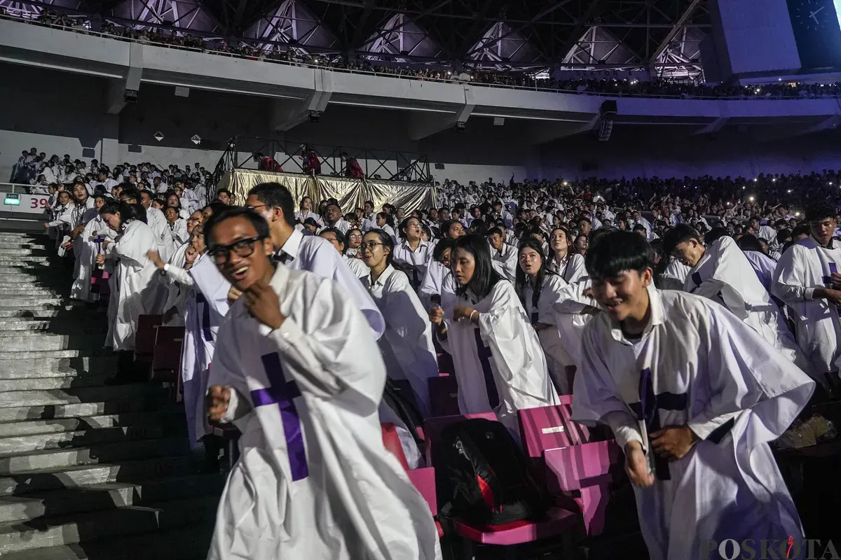 Jemaat berdoa pada perayaan Natal Gereja Tiberias Indonesia di Stadion Utama Gelora Bung Karno, Jakarta Pusat, Sabtu, 6 Desember 2025. (Sumber: Poskota/Bilal Nugraha Ginanjar)