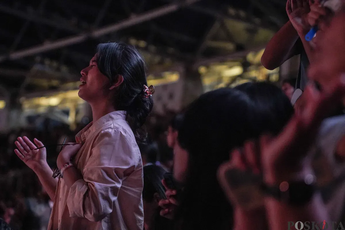Jemaat berdoa pada perayaan Natal Gereja Tiberias Indonesia di Stadion Utama Gelora Bung Karno, Jakarta Pusat, Sabtu, 6 Desember 2025. (Sumber: Poskota/Bilal Nugraha Ginanjar)