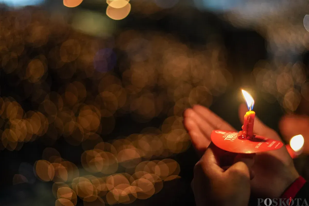 Jemaat berdoa pada perayaan Natal Gereja Tiberias Indonesia di Stadion Utama Gelora Bung Karno, Jakarta Pusat, Sabtu, 6 Desember 2025. (Sumber: Poskota/Bilal Nugraha Ginanjar)